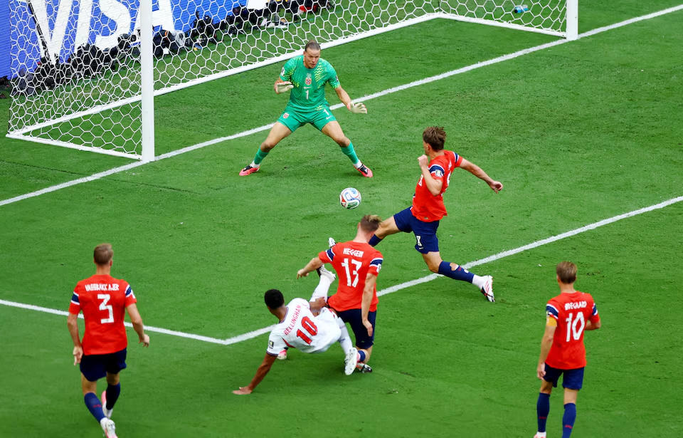 Jude Bellingham ghi bàn thắng đầu tiên vào lưới thủ môn Orjan Nyland của Na Uy. Nguồn: Reuters.