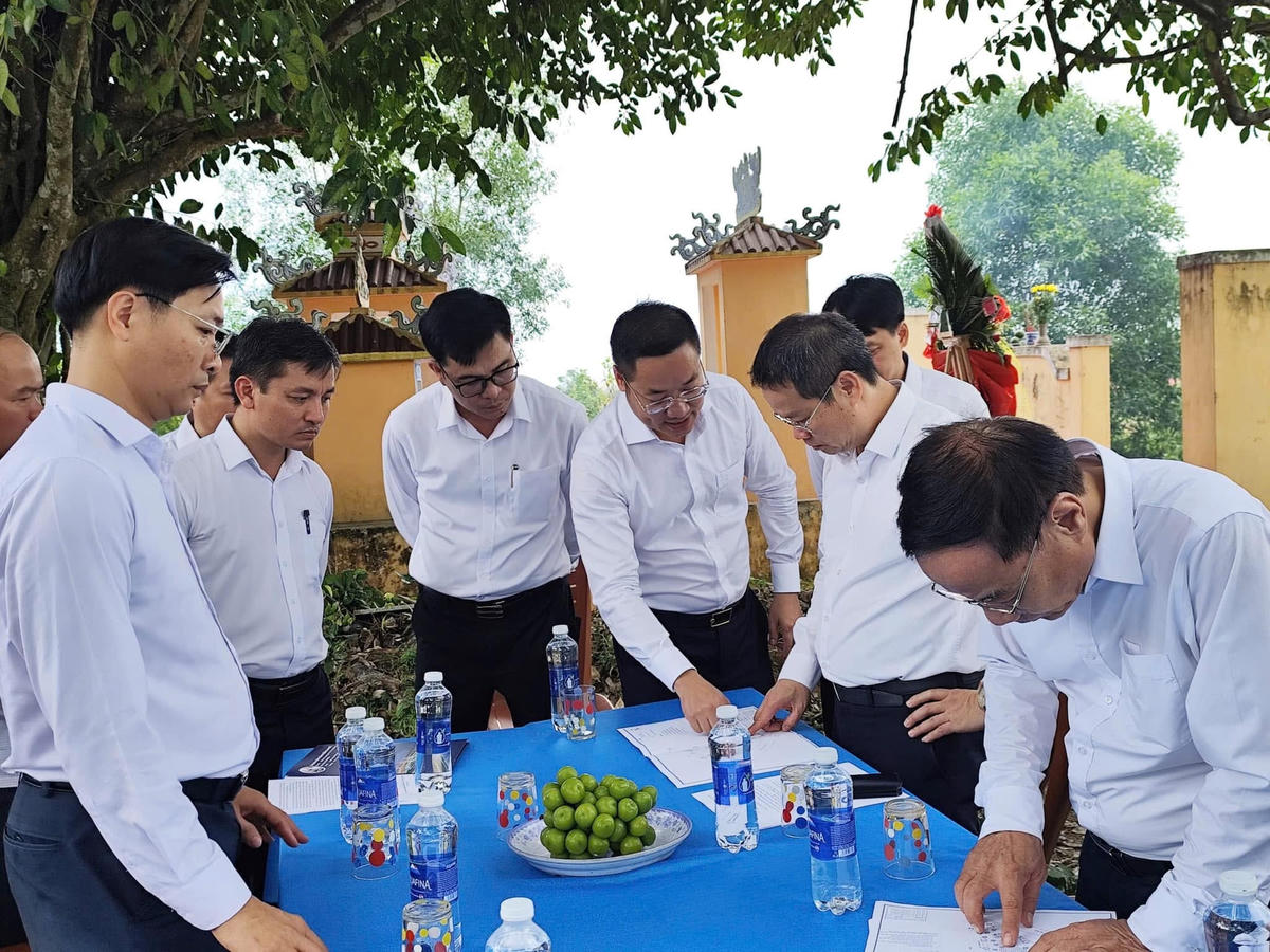 Chủ tịch UBND thành phố Nguyễn Mạnh Hùng kiểm tra các phương án tôn tạo di tích. Ảnh: Nguyễn Tú.