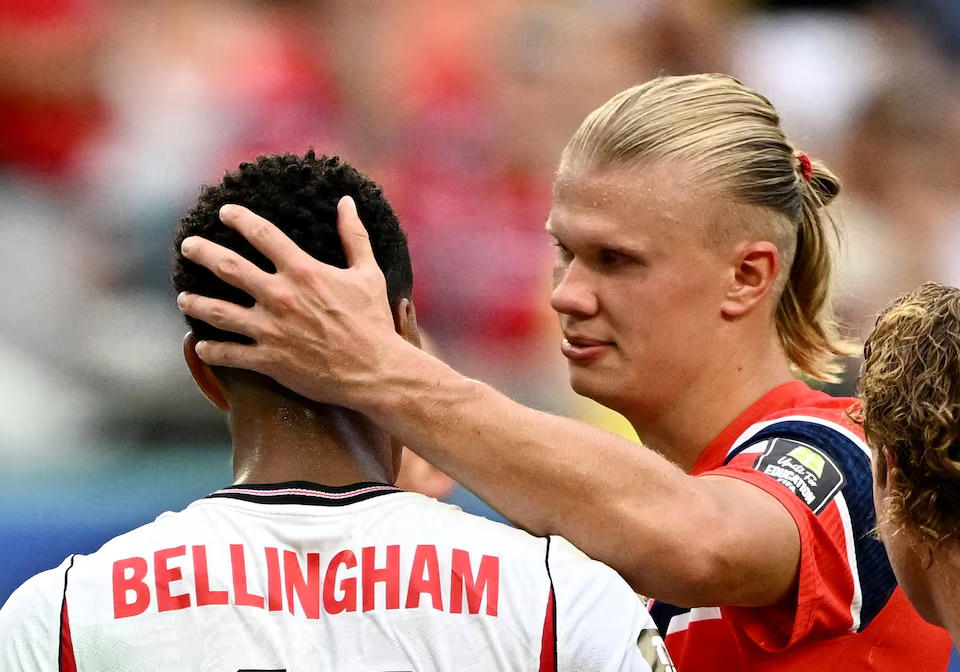Haaland chúc mừng người bạn thân Bellingham với cú đúp quan trọng. Nguồn: Reuters.