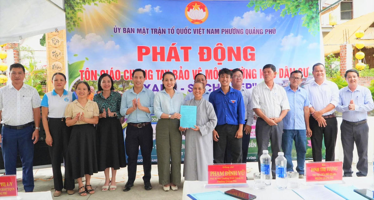 Ủy ban MTTQ Việt Nam phường Quảng Phú cùng các tăng ni, phật tử và người dân phát động mô hình “Tôn giáo chung tay bảo vệ môi trường ở khu dân cư xanh, sạch, đẹp”. Ảnh: CĐ.