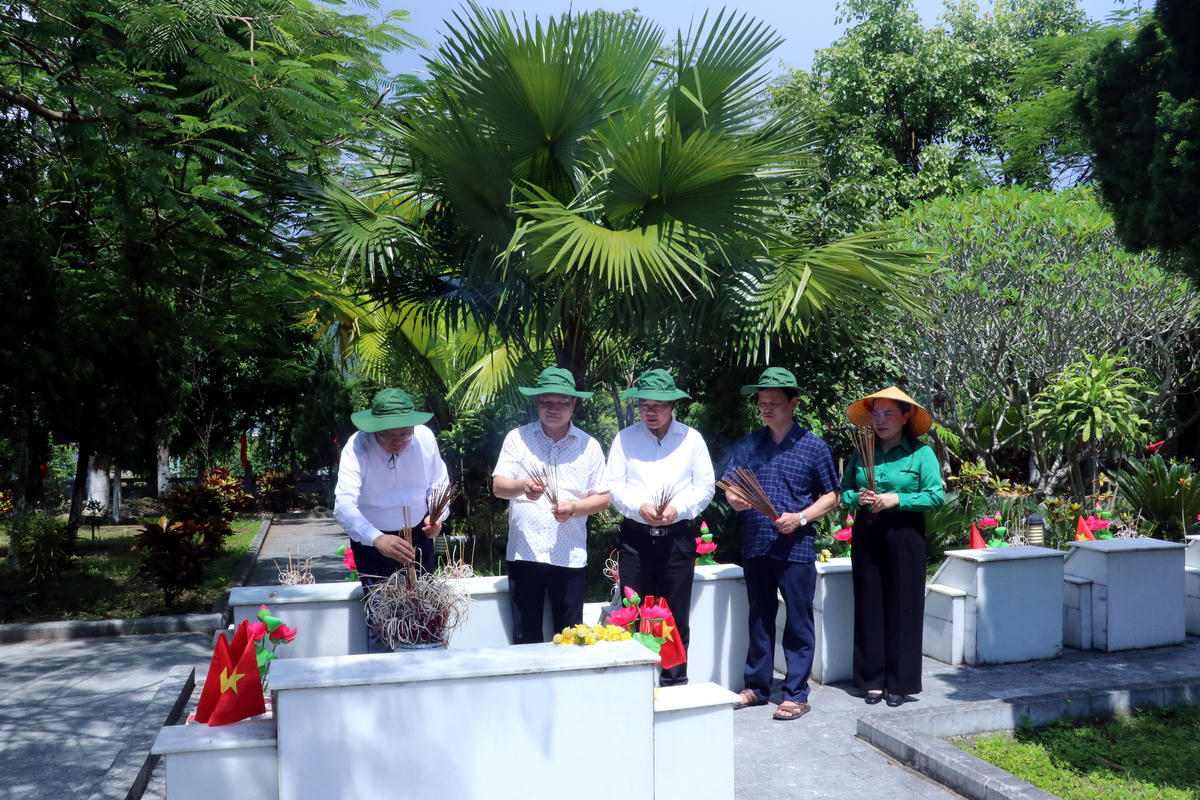 Đoàn công tác thắp hương tại phần mộ liệt sĩ tại Nghĩa trang Liệt sĩ Quốc gia Vị xuyên.