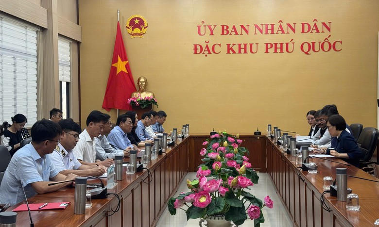 Lãnh đạo Bộ Xây dựng, Bộ Ngoại giao, tỉnh An Giang cùng các sở, ban, ngành họp với UBND đặc khu Phú Quốc về công tác khắc phục hậu quả vụ tai nạn giao thông đường thủy trên vùng biển An Thới. Ảnh: Báo Xây dựng.