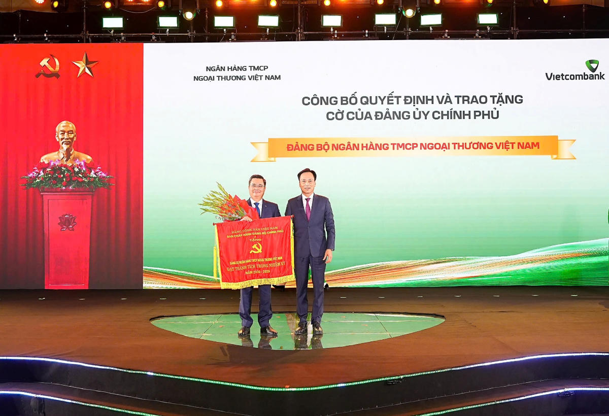 Đ/c Nguyễn Thanh Tùng - Bí thư Đảng ủy, Chủ tịch HĐQT Vietcombank đại diện Đảng bộ ngân hàng đón nhận cờ thi đua của Đảng ủy Chính phủ vì đã có thành tích trong nhiệm kỳ 5 năm 2020-2025 (Đại diện Đảng ủy Chính phủ, đồng chí Lại Xuân Lâm - Phó Bí thư Chuyên trách trao tặng)