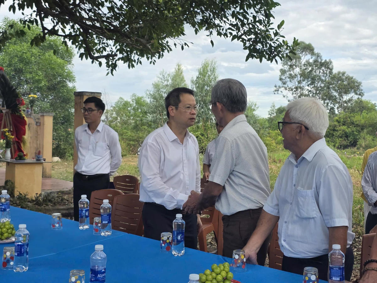 Ông Nguyễn Mạnh Hùng động viên đại diện Hội đồng chư phái tộc làng Nghi An suốt thời gian dài đã góp phần gìn giữ, tôn tạo nghĩa trủng. Ảnh: Nguyễn Tú.