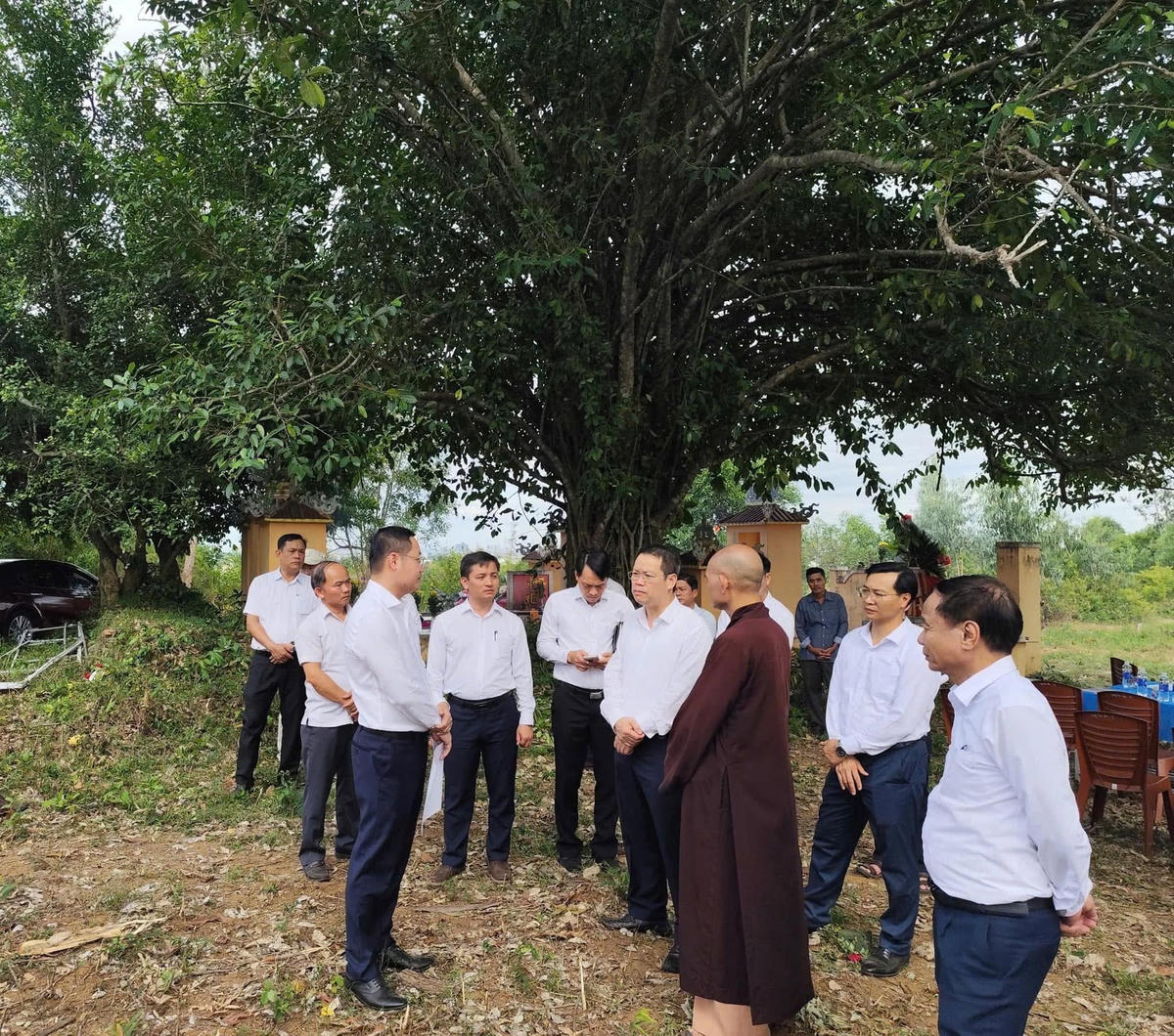 Ông Nguyễn Mạnh Hùng kiểm tra di tích Gò Đồ. Ảnh: Nguyễn Tú.