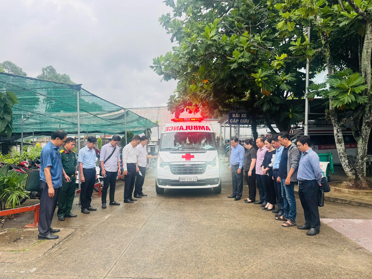 Lãnh đạo đặc khu Phú Quốc tiễn các nạn nhân trong vụ lật ca nô. Ảnh: Hoàng Dung