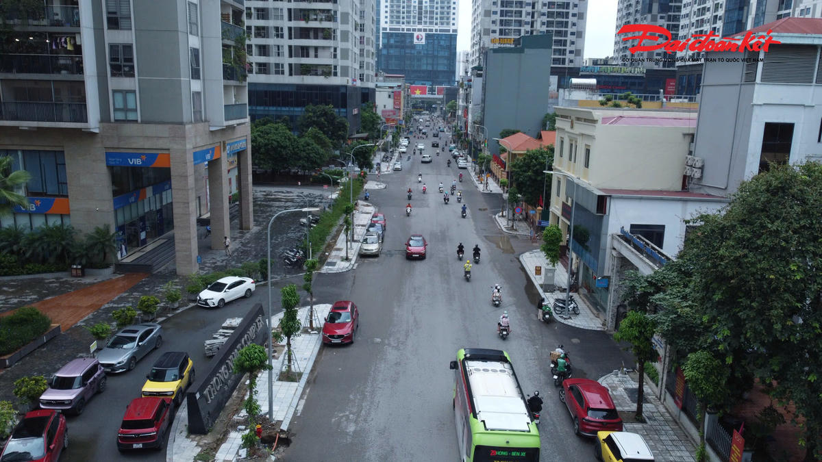 Sau thời gian dài thi công kéo dài với nhiều lần chậm tiến độ, dự án cải tạo, mở rộng đường Nguyễn Tuân (đoạn từ nút giao Nguyễn Trãi đến ngõ 162 Nguyễn Tuân) đã cơ bản hoàn tất công tác mở rộng. Hình ảnh công trường ngổn ngang, bụi bặm từng gây nhiều phiền toái cho người dân nay gần như không còn, thay vào đó là tuyến đường rộng rãi với hạ tầng đồng bộ đang bước vào giai đoạn hoàn thiện.