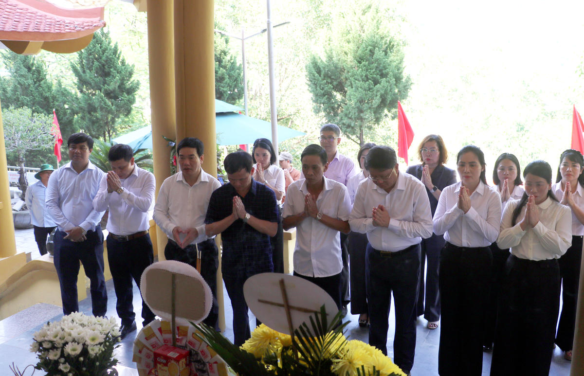 Ông Hà Trung Kiên, Ủy viên Ban Thường vụ Tỉnh ủy, Bí thư Đảng ủy Ủy ban MTTQ Việt Nam tỉnh, Phó Chủ tịch Thường trực Ủy ban MTTQ Việt Nam tỉnh Tuyên Quang dâng hương tại Đền thờ các Anh hùng liệt sĩ mặt trận Vị Xuyên trên điểm cao 468 thôn Nặm Ngặt.