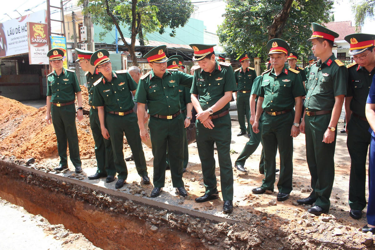 Thượng tướng Nguyễn Văn Gấu kiểm tra khu vực nơi tìm hài cốt liệt sĩ tại Quảng Ngãi. Ảnh: BT.
