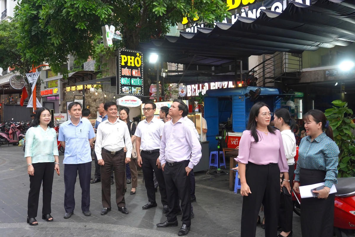 Thứ trưởng Trương Hải Long và lãnh đạo phường Ngũ Hành Sơn khảo sát khu vực Khu phố du lịch An Thượng. Ảnh: Thanh Lài.