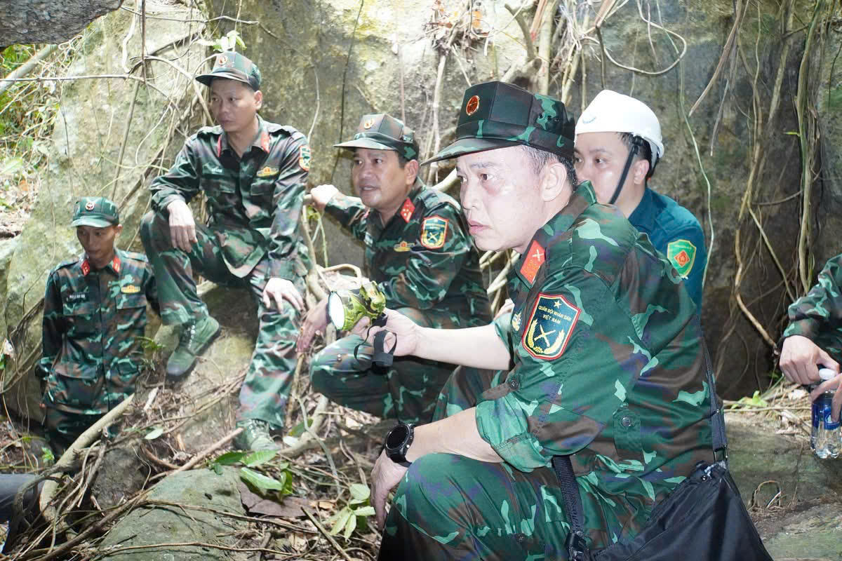  Đại tá Trần Hữu Ích, Chỉ huy trưởng Bộ Chỉ huy quân sự TP Đà Nẵng chỉ đạo trực tiếp công tác tìm kiếm hài cốt liệt sĩ tại Hang Đá Sập. Ảnh: QH.