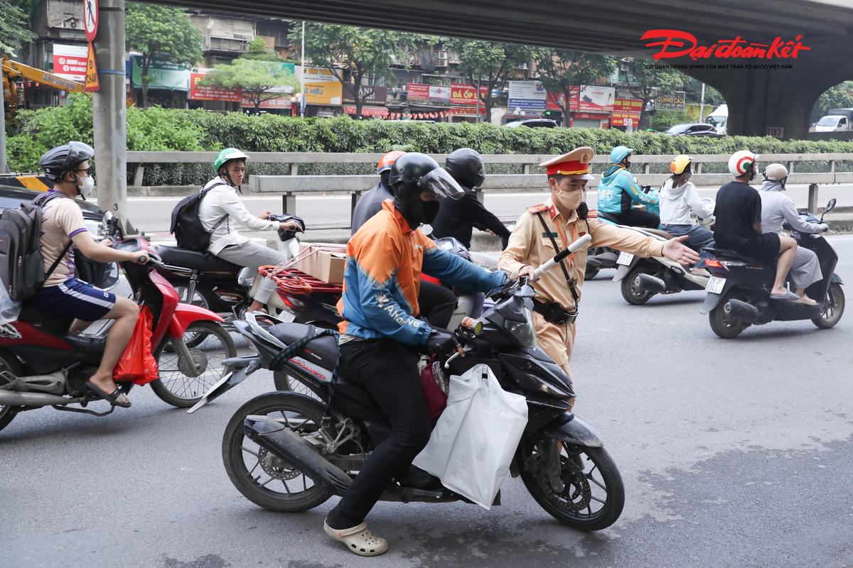 Hà Nội xử lý hàng loạt trường hợp che, dán biển số xe máy để né camera