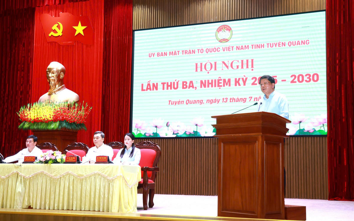 Ông Hà Trung Kiên, Ủy viên Ban Thường vụ Tỉnh ủy, Phó Chủ tịch Thường trực Ủy ban MTTQ Việt Nam tỉnh Tuyên Quang phát biểu tại Hội nghị.