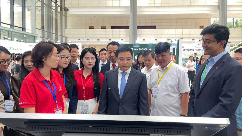 Phó Thủ tướng Nguyễn Văn Thắng tham quan gian hàng và tìm hiểu về ESG iAdvisor - giải pháp tiên phong ứng dụng AI hỗ trợ doanh nghiệp đánh giá tài chính bền vững. Ảnh: Techcombank.