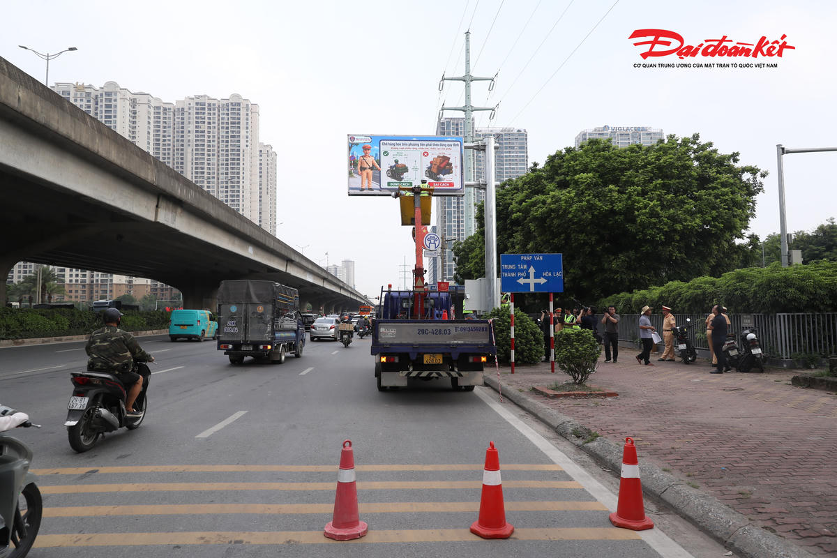 Bên cạnh đó, khi xảy ra mưa lớn hoặc ngập úng cục bộ, hệ thống cũng sẽ nhanh chóng cập nhật thông tin, cảnh báo các khu vực bị ảnh hưởng, giúp người điều khiển phương tiện tránh những tuyến đường ngập sâu hoặc lưu thông khó khăn.