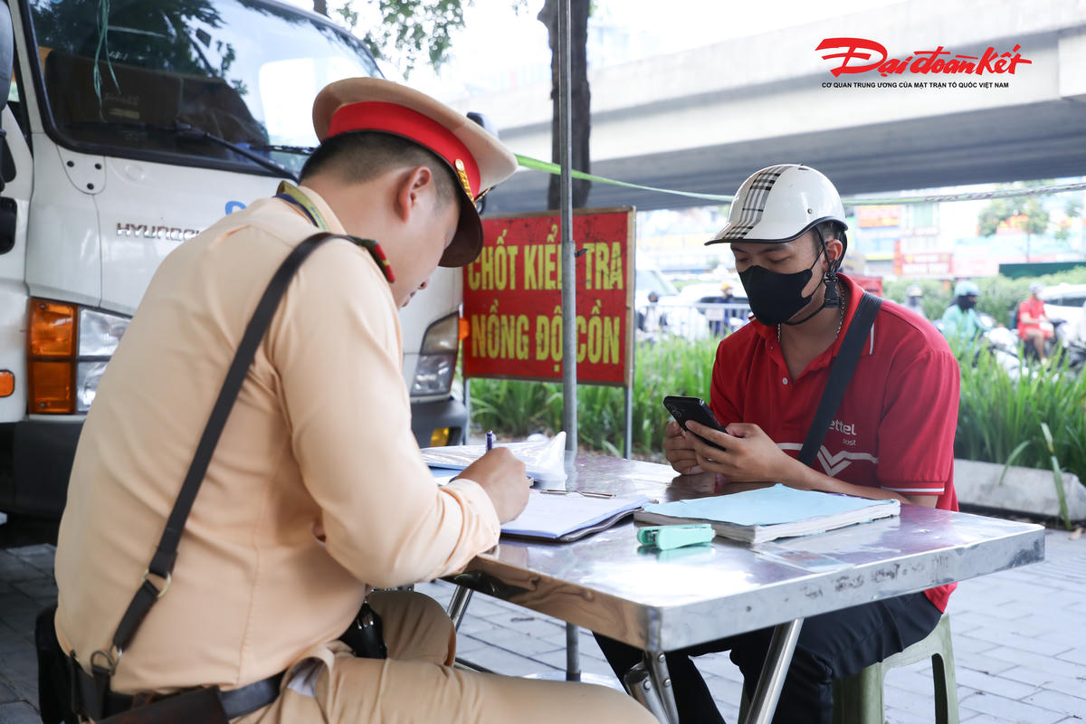 Theo CSGT, việc chở hàng hóa không đúng quy định không chỉ cản trở quá trình nhận diện phương tiện qua hệ thống camera giám sát mà còn tiềm ẩn nguy cơ mất an toàn giao thông do hàng hóa cồng kềnh, ảnh hưởng đến khả năng điều khiển xe.