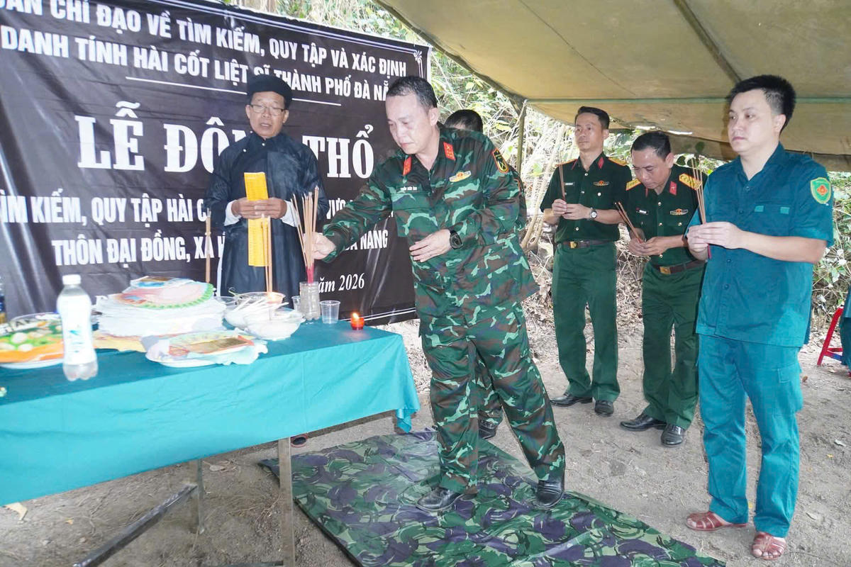  Đại tá Trần Hữu Ích, Chỉ huy trưởng Bộ Chỉ huy quân sự TP Đà Nẵng đang thực hiện nghi thức động thổ tìm kiếm, quy tập hài cốt liệt sĩ tại Hang Đá Sập. Ảnh: QH.