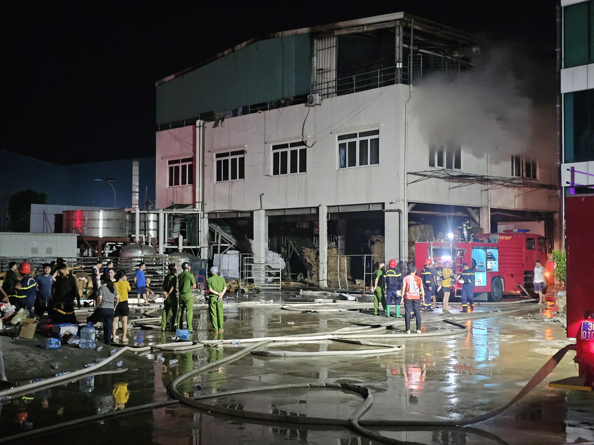 Đến khuya ngày 13/7, đám cháy cơ bản được khống chế. Ảnh: Đình Minh