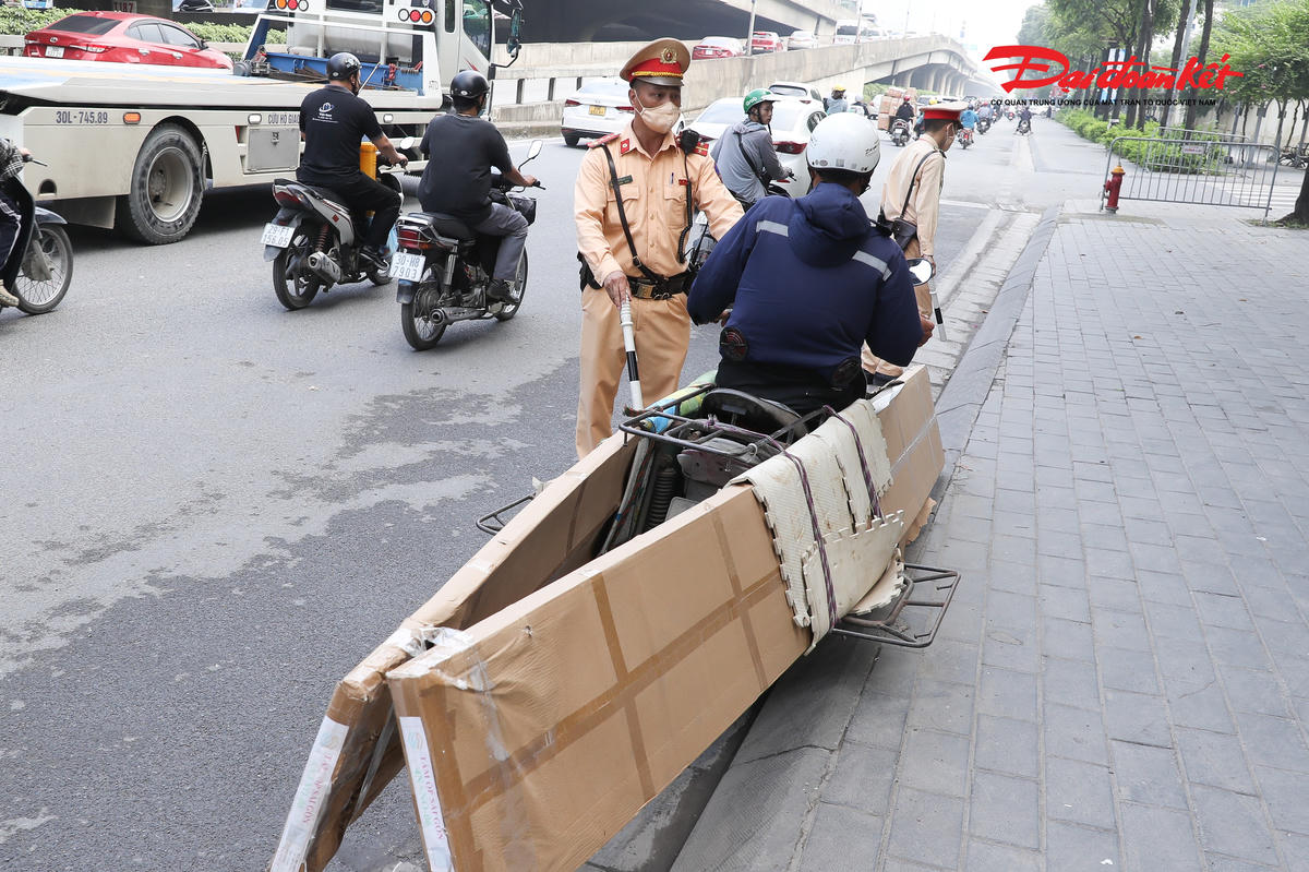 Đại diện Đội CSGT đường bộ số 7 cho biết, nhiều người khi bị kiểm tra đưa ra các lý do như không để ý, xe của công ty hoặc che biển số để tránh bẩn. Tuy nhiên, mọi hành vi làm che khuất, thay đổi hiện trạng biển kiểm soát đều vi phạm quy định và sẽ bị xử lý nghiêm.