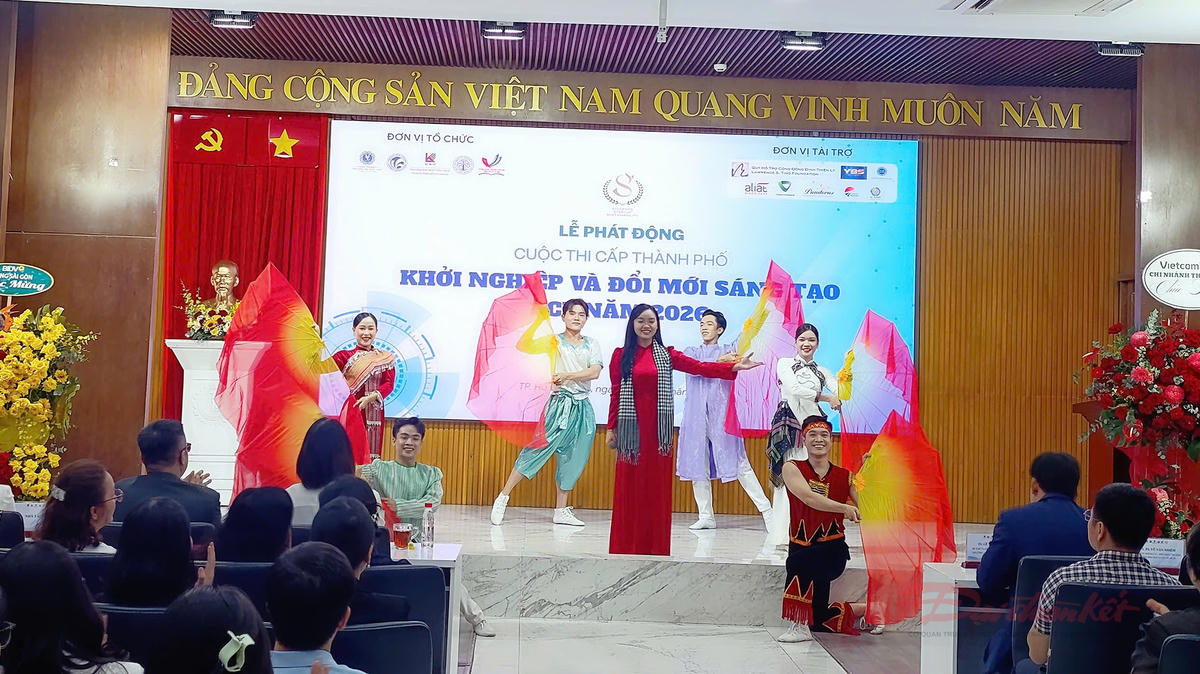 Một tiết mục văn nghệ tại lễ phát động cuộc thi. Ảnh: T.Luân.