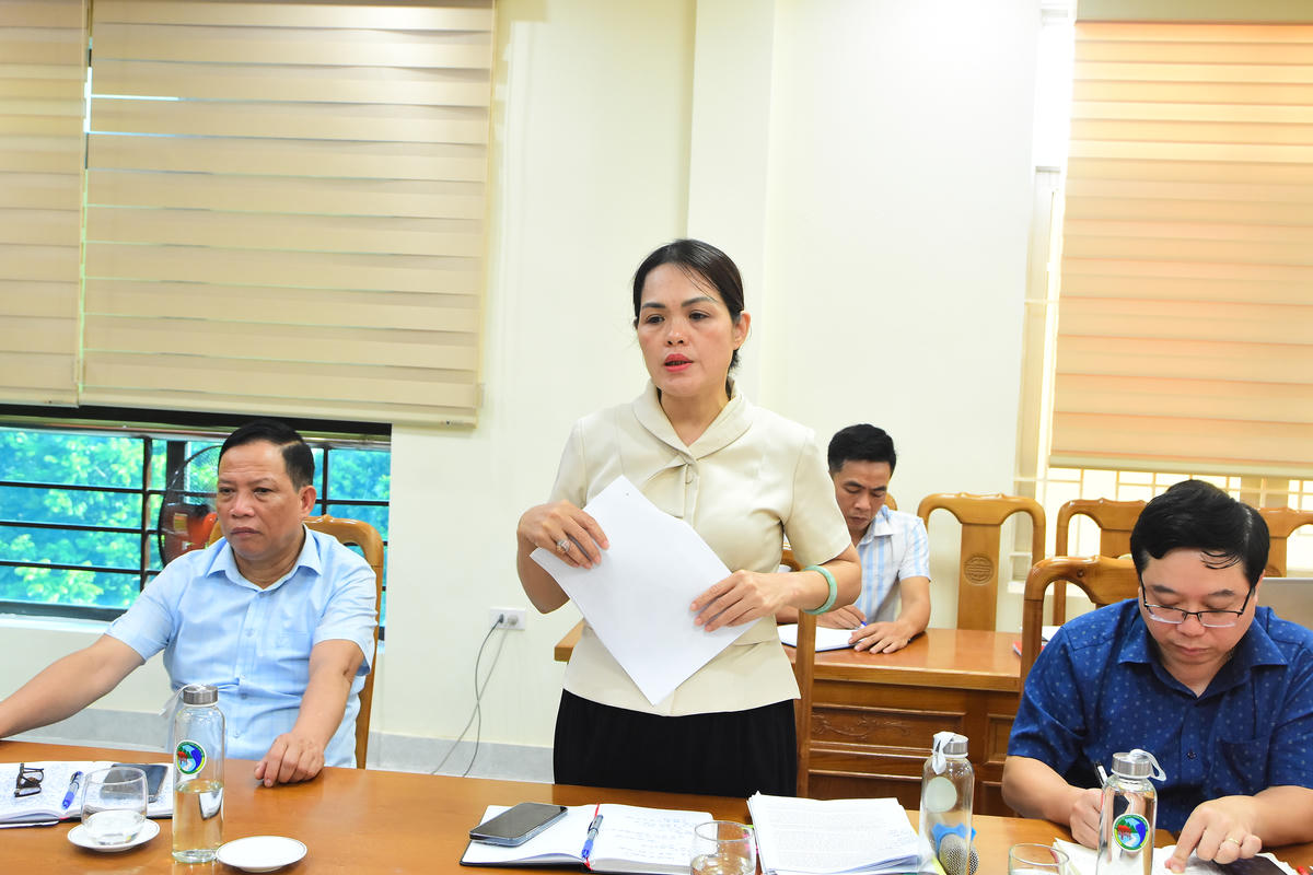 Bà Hoàng Thị Thắm, Phó Giám đốc Sở Dân tộc và Tôn giáo tỉnh Tuyên Quang phát biểu tại Hội nghị. Ảnh: Xuân Trường.