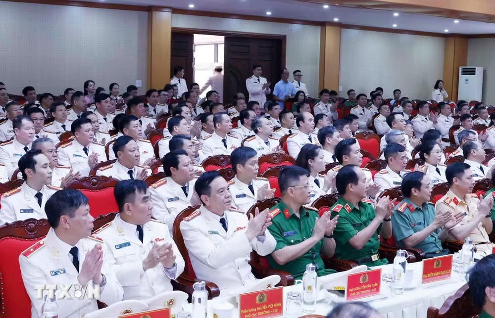 ttxvn-tong-bi-thu-chu-tich-nuoc-tham-lam-viec-voi-cuc-canh-sat-quan-ly-trai-giam-co-so-giao-duc-bat-buoc-truong-giao-duong-3-resize.jpg