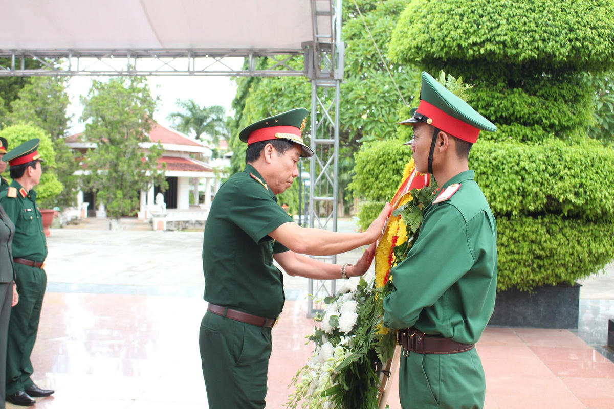 Thượng tướng Nguyễn Văn Gấu dâng hoa các Anh hùng liệt sĩ tại Quảng Ngãi. Ảnh: CĐ.