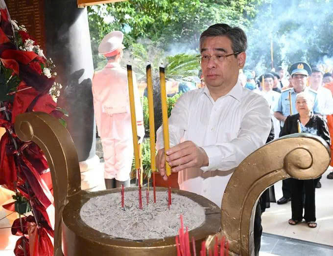 Ông Nguyễn Phước Lộc dâng hương tưởng niệm các Anh hùng liệt sĩ tại Lê Thị Riêng. Ảnh: V.D.