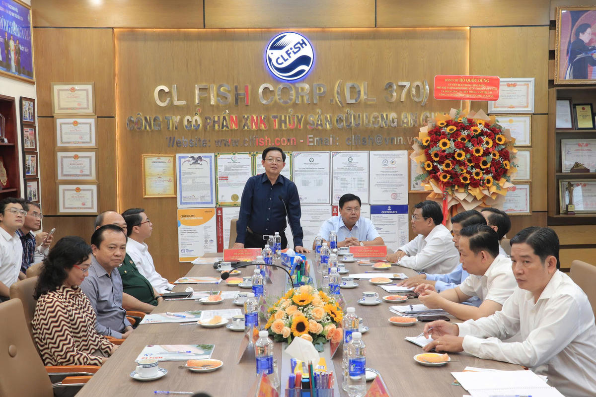 Phó Thủ tướng Chính phủ Hồ Quốc Dũng phát biểu tại buổi làm việc với Công ty Cổ phần Xuất nhập khẩu thủy sản Cửu Long An Giang. Ảnh: Phương Vũ