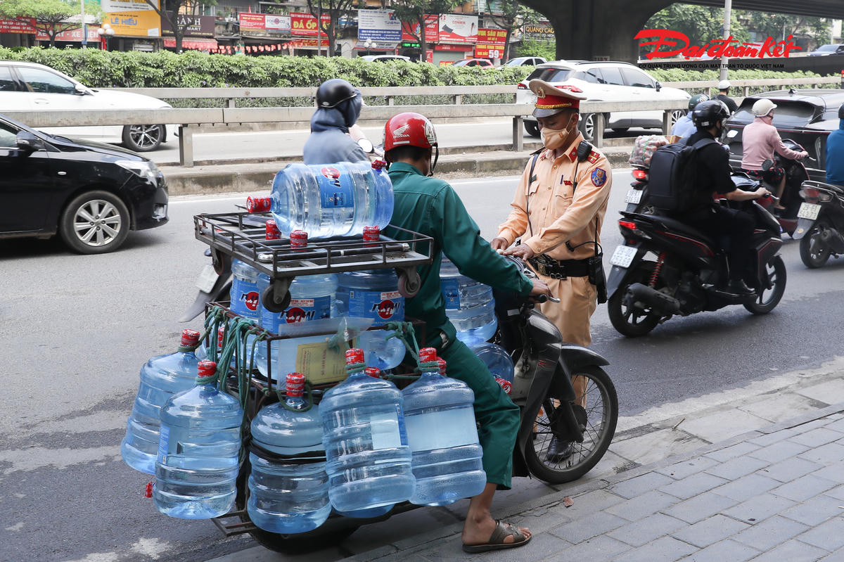 Hà Nội xử lý hàng loạt trường hợp che, dán biển số xe máy để né camera