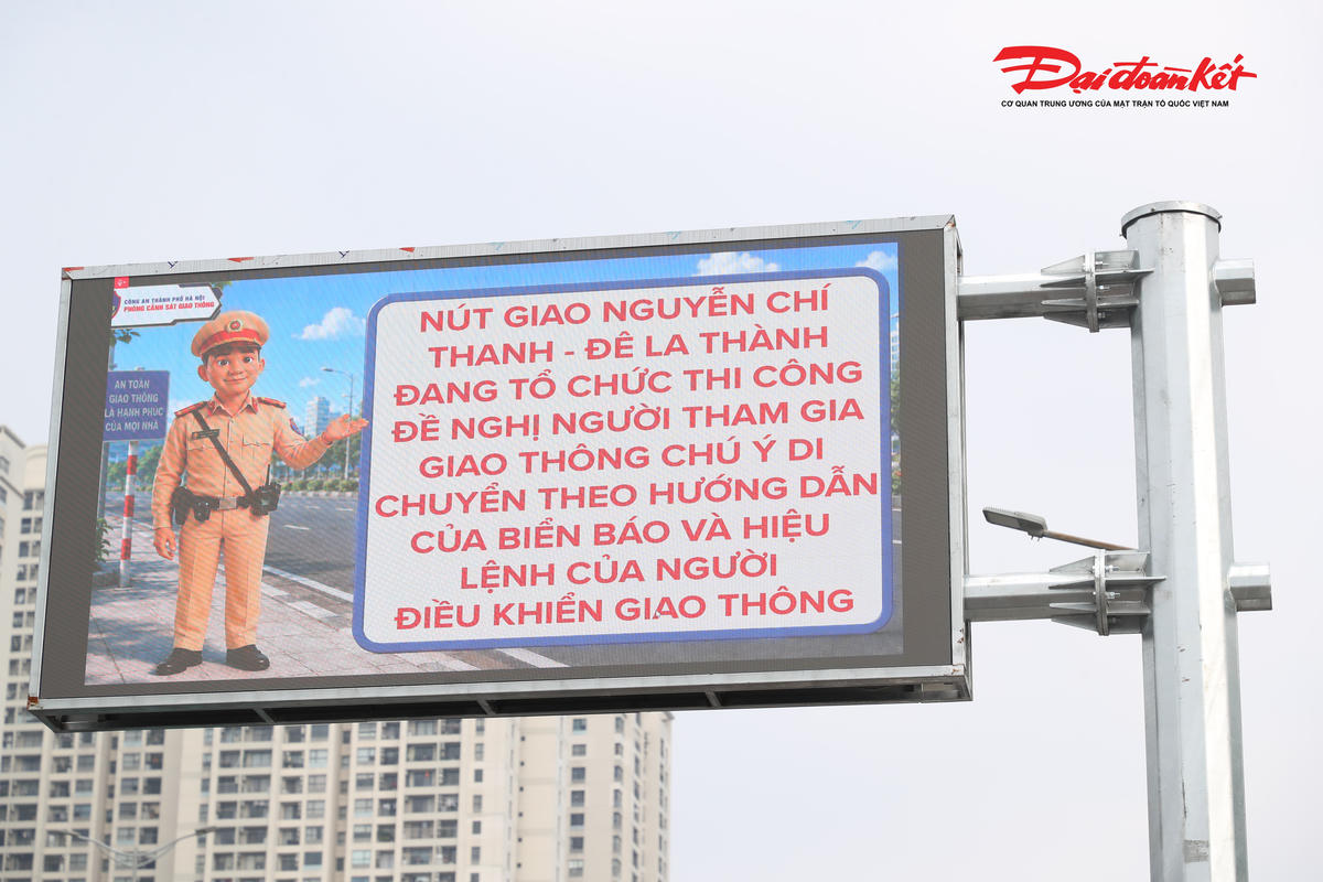 Trong các khung giờ cao điểm, màn hình sẽ hiển thị tình trạng ùn tắc tại nút giao phía trước, đồng thời đưa ra các hướng dẫn phân luồng hoặc gợi ý lộ trình thay thế để người dân chủ động lựa chọn hướng đi phù hợp, hạn chế ùn ứ.