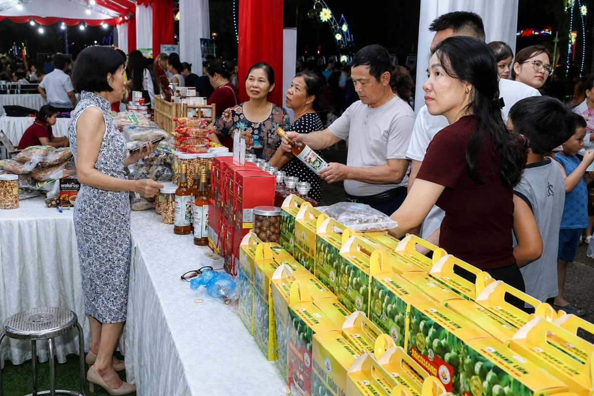Không gian văn hóa đường Hùng Vương cũng trở thành điểm giới thiệu các sản phẩm OCOP của tỉnh Lạng Sơn