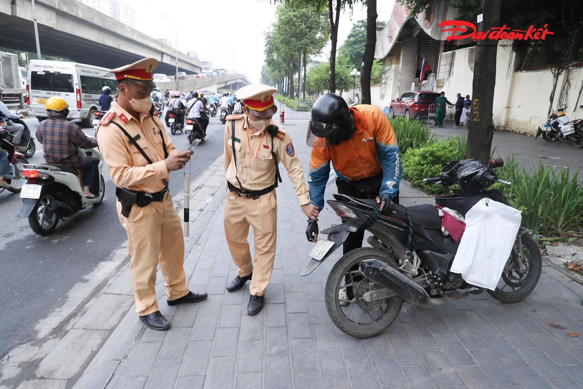 Hà Nội xử lý hàng loạt trường hợp che, dán biển số xe máy để né camera