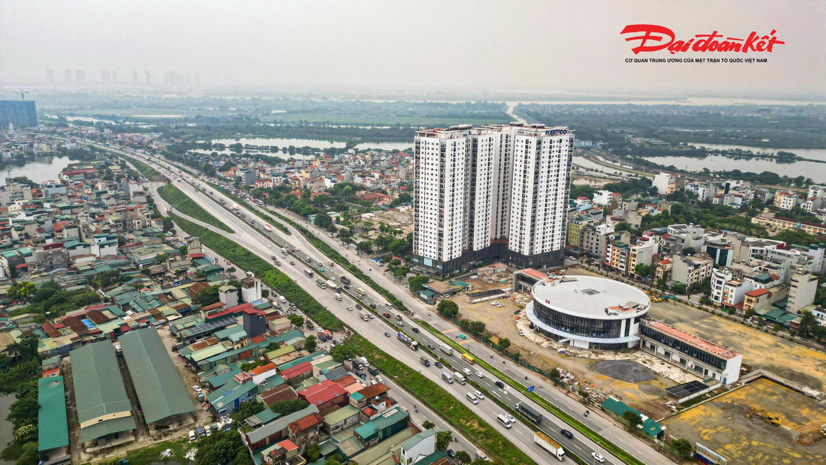 Sau hơn một năm triển khai xây dựng, dự án bến xe khách Yên Sở (phường Yên Sở, Hà Nội) đang bước vào giai đoạn nước rút với hàng loạt hạng mục được hoàn thiện. Công trình được kỳ vọng sẽ sớm đưa vào khai thác, trở thành bến xe khách thứ 7 của Thủ đô và là đầu mối giao thông quan trọng tại cửa ngõ phía Nam.