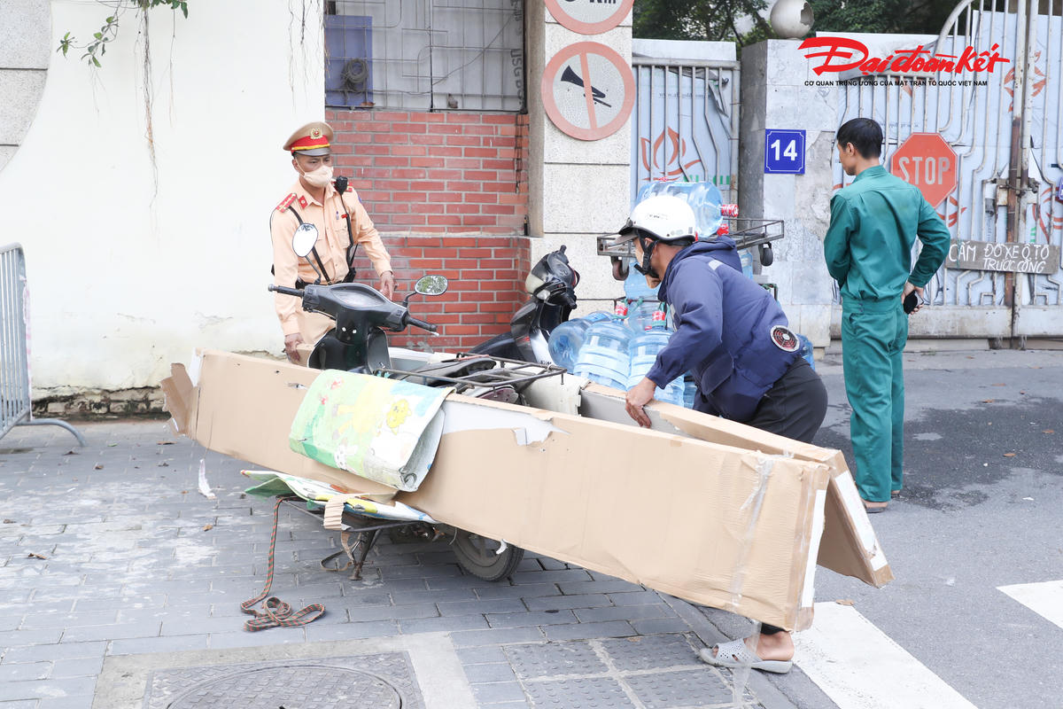 Hà Nội xử lý hàng loạt trường hợp che, dán biển số xe máy để né camera