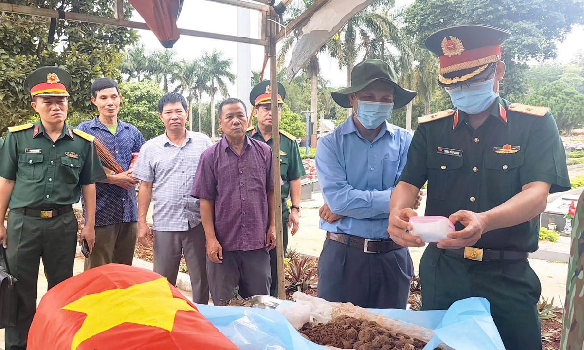 Thiếu tướng Lương Đình Chung, Bí thư Đảng ủy, Chính ủy Quân khu 5 trực tiếp kiểm tra quy trình thu nhận mẫu sinh phẩm tại Nghĩa trang Liệt sĩ Đức Cơ. Ảnh: ĐS.