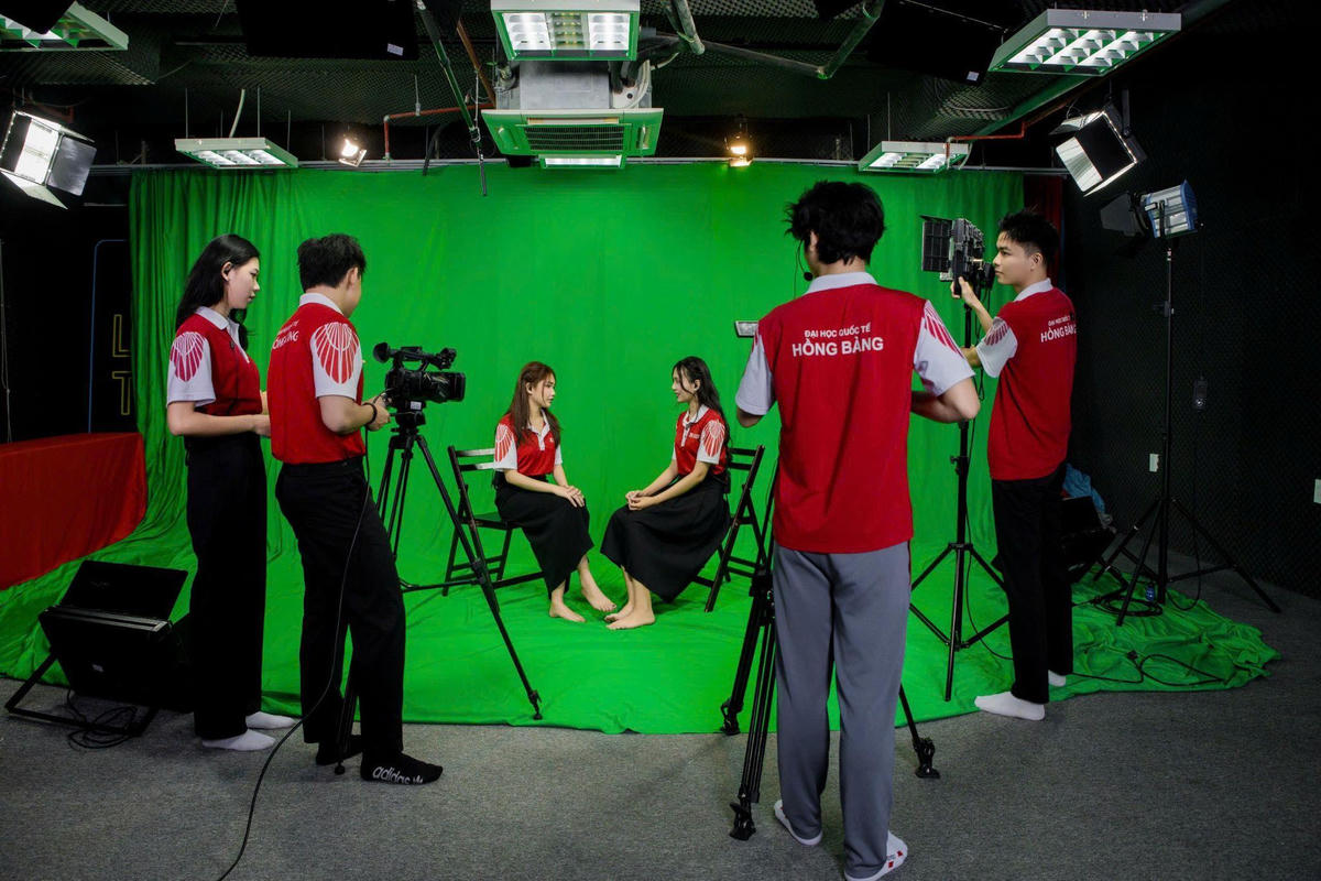 Sinh viên nhóm ngành Truyền thông thực hành ghi hình, sản xuất nội dung tại Hệ thống Studio hiện đại.