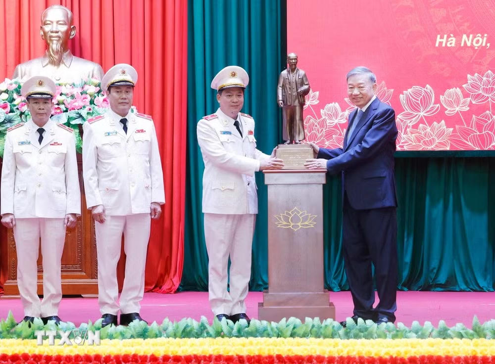 ttxvn-tong-bi-thu-chu-tich-nuoc-tham-lam-viec-voi-cuc-canh-sat-quan-ly-trai-giam-co-so-giao-duc-bat-buoc-truong-giao-duong-18-resize.jpg