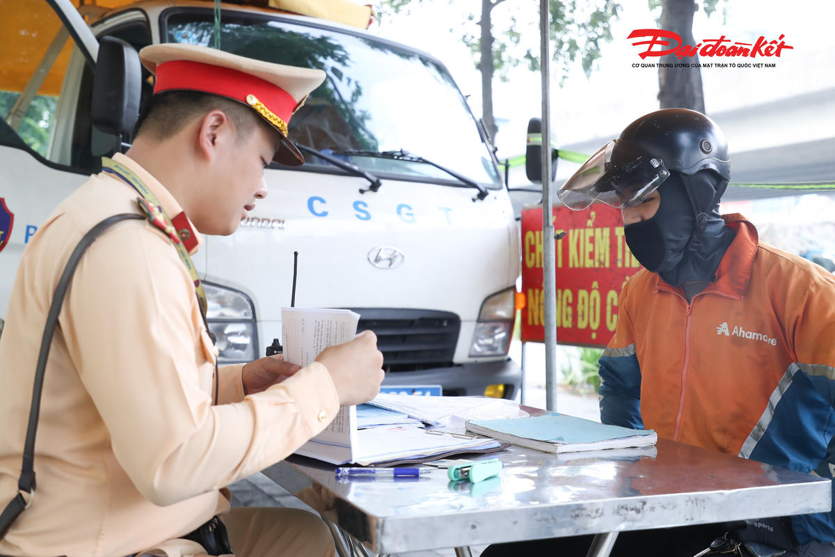 Lực lượng chức năng tiến hành lập biên bản và yêu cầu người vi phạm khắc phục tình trạng ban đầu của biển số xe.