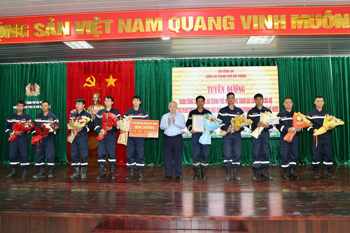 Chủ tịch UBND thành phố Đỗ Thành Trung trân trọng trao tặng Thư khen cùng số tiền thưởng 100 triệu đồng cho Đoàn công tác. Ảnh: Việt Cường.