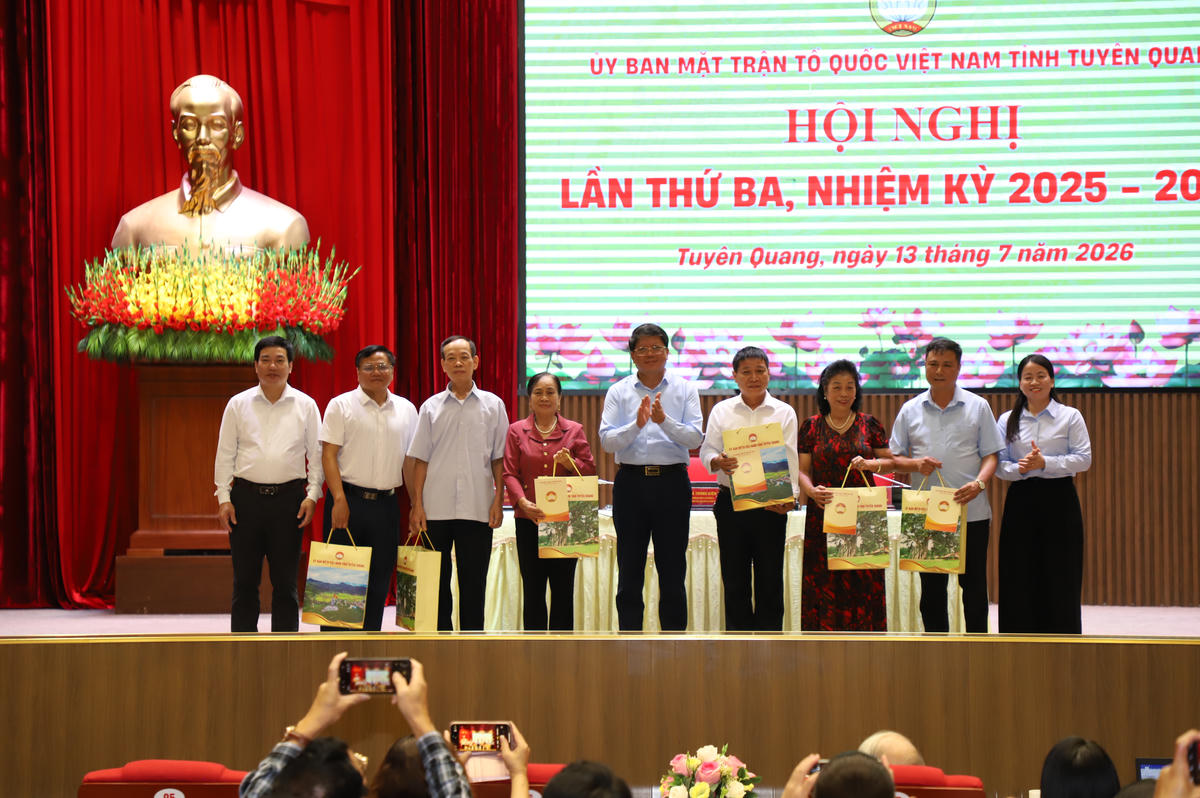Phó Chủ tịch Thường trực Ủy ban MTTQ Việt Nam tỉnh Tuyên Quang Hà Trung Kiên tặng quà cho các cá nhân không còn là Ủy viên Ủy ban MTTQ Việt Nam tỉnh nhiệm kỳ 2025 - 2030.