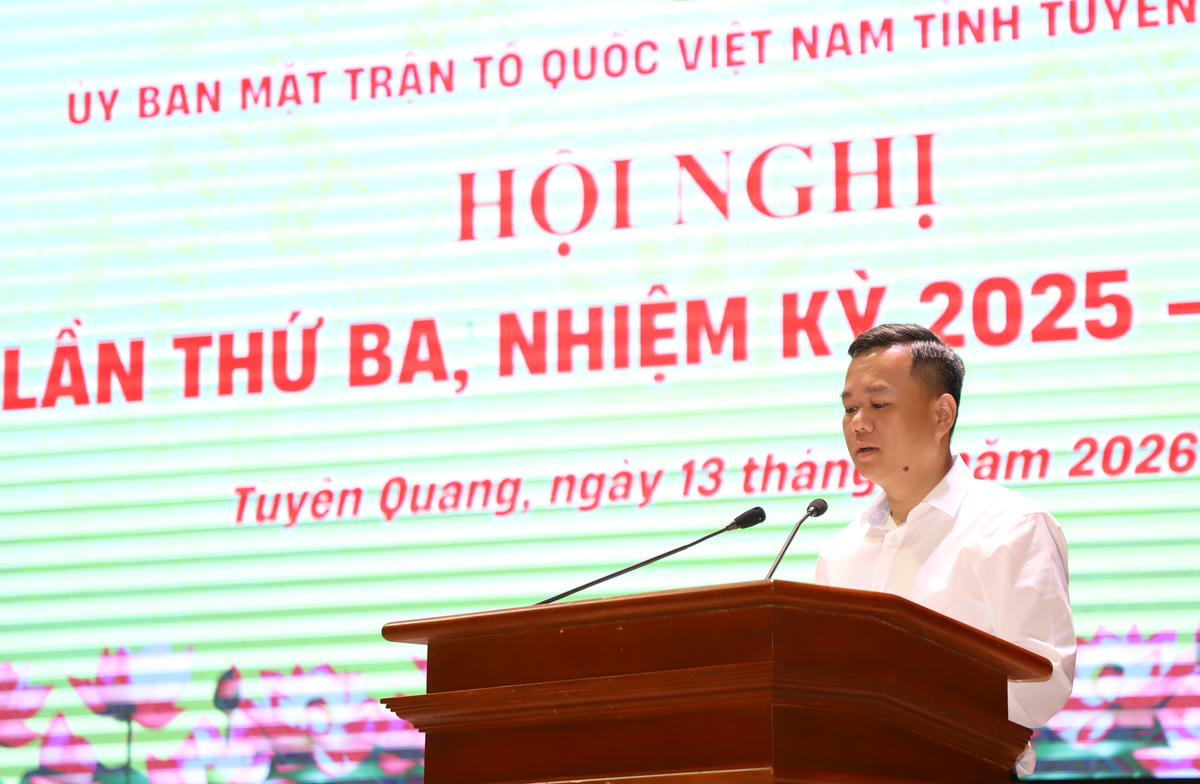 Ông Đỗ Hùng Đức, Ủy viên Ban Chấp hành Đảng bộ tỉnh, Phó Chủ tịch UBND tỉnh Tuyên Quang thông tin về tình hình phát triển kinh tế - xã hội 6 tháng đầu năm.