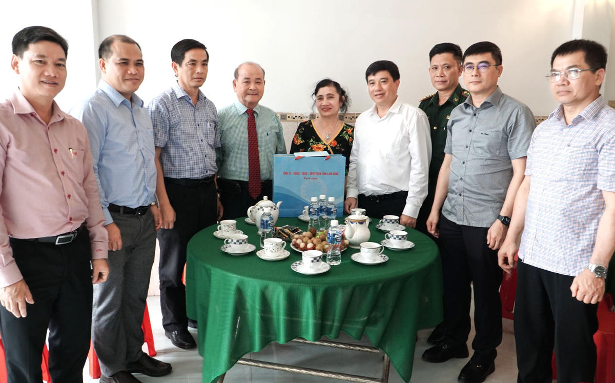 Ông Y Thanh Hà Niê Kđăm, Bí thư Tỉnh ủy Lâm Đồng cùng  Đoàn công tác tặng quà cho bà Trần Thị Minh Thu (thương binh 81%).