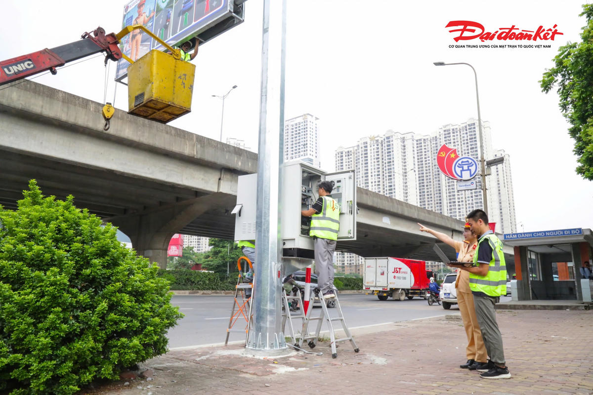 Chiều 13/7, Phòng Cảnh sát giao thông (CSGT) Công an TP Hà Nội phối hợp với đơn vị thi công tiến hành kiểm tra, hoàn thiện những hạng mục cuối cùng của hệ thống màn hình LED thông báo giao thông trên đường Phạm Hùng (phường Từ Liêm), trước khi chính thức đưa vào khai thác.