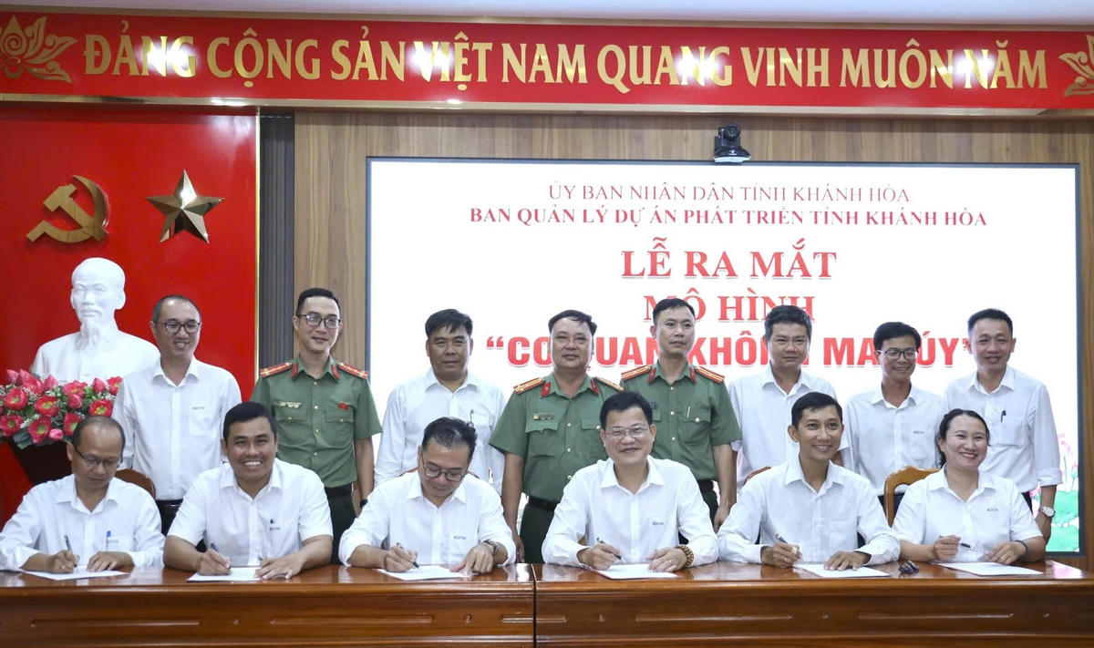 Các cơ quan, đơn vị của Ban Quản lý Dự án Phát triển tỉnh Khánh Hòa ký kết triển khai mô hình tại buổi lễ.