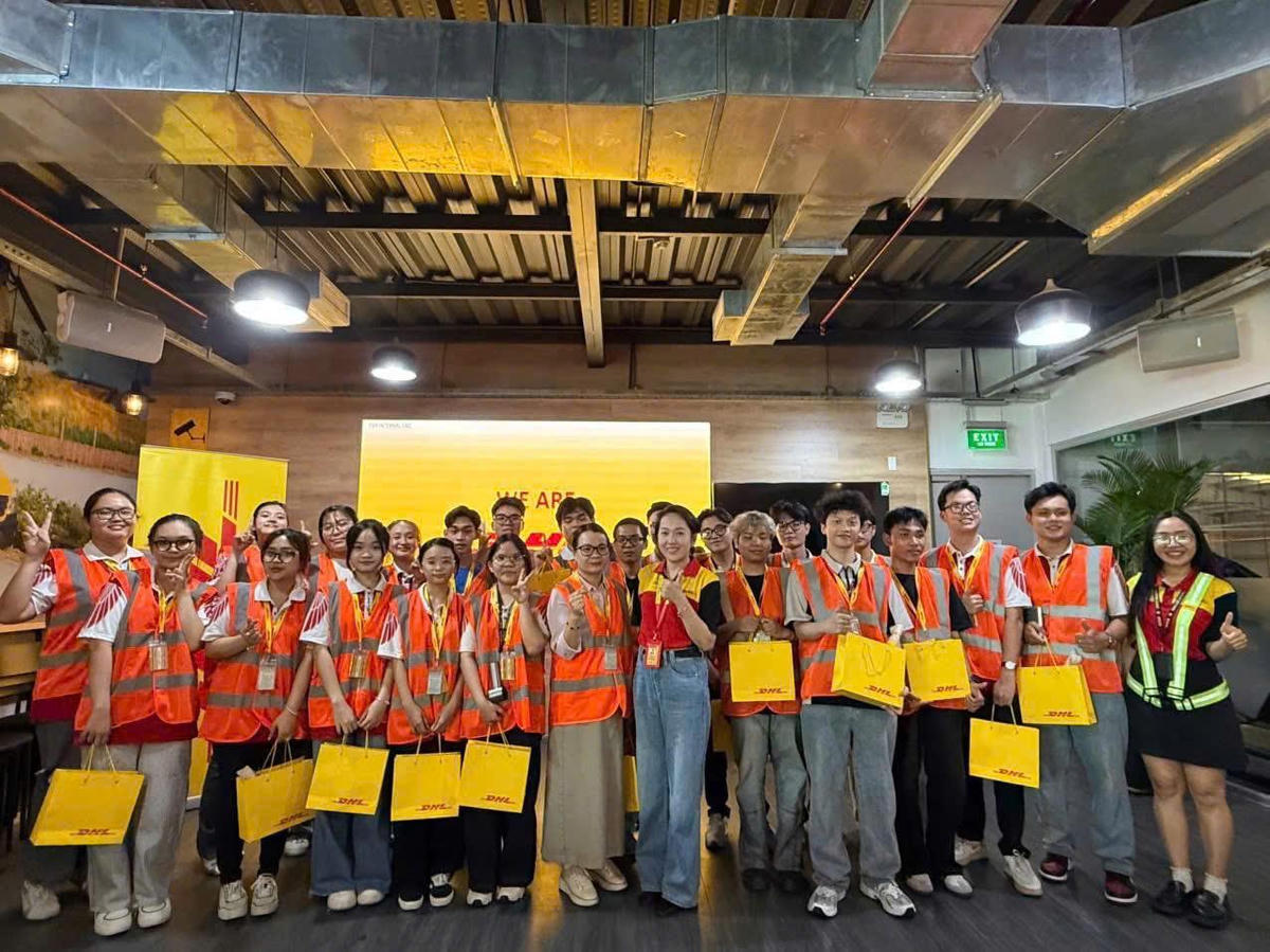 Sinh viên HIU khám phá “thế giới logistics” và trải nghiệm công nghệ thực tế ảo VR tại DHL Express Việt Nam - thuộc tập đoàn logistics toàn cầu DHL (Đức).