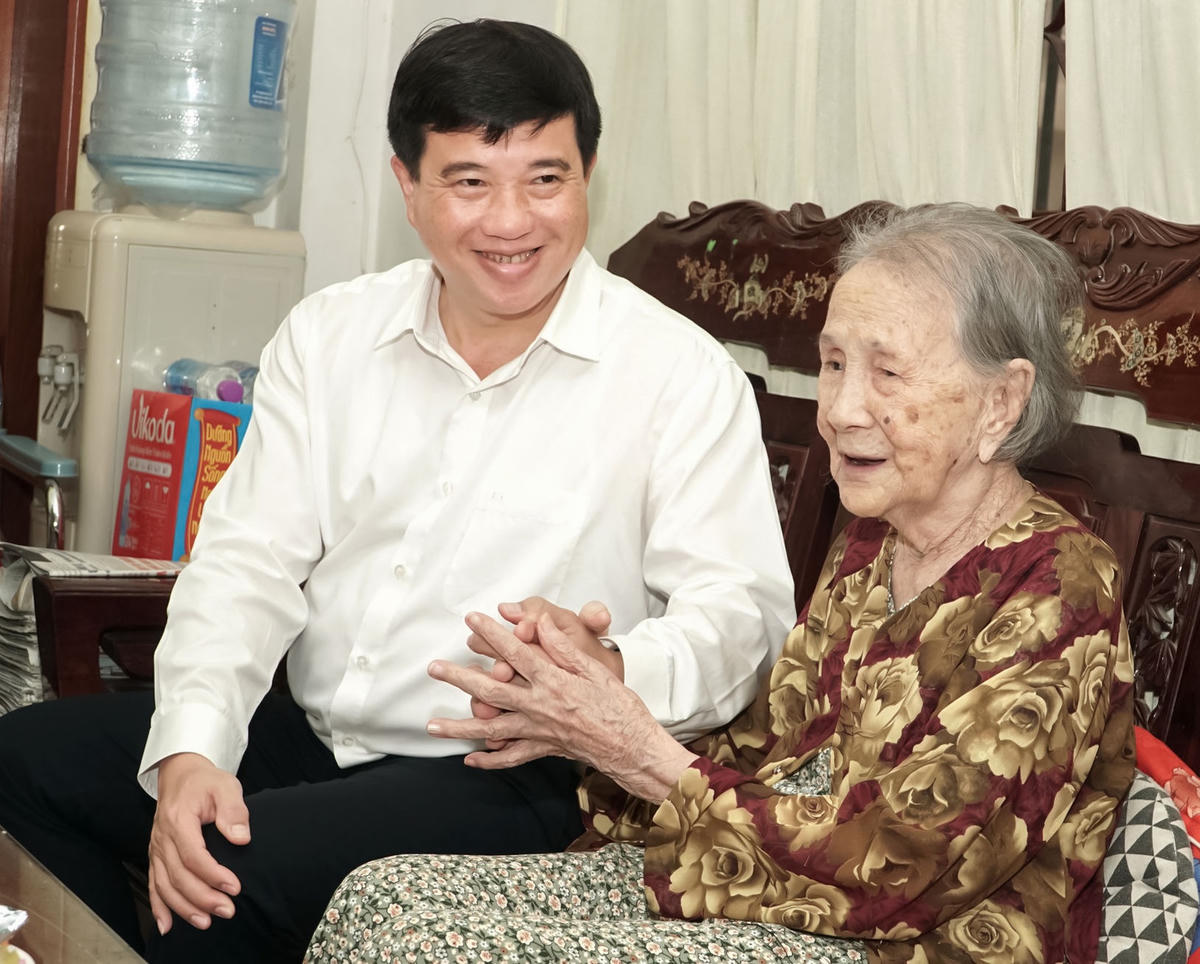 Ông Y Thanh Hà Niê Kđăm, Bí thư Tỉnh ủy Lâm Đồng, thăm bà Nguyễn Thị Bạch (vợ liệt sĩ - Anh hùng Lực lượng vũ trang nhân dân Hồ Ngọc Lầu), tại phường Phan Thiết.