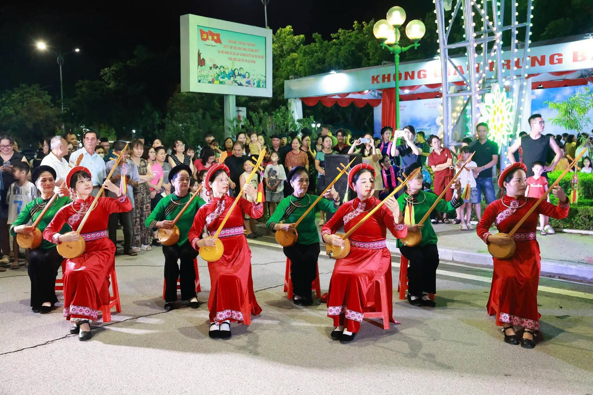 Điệu hát Then, tiếng đàn tính thu hút du khách tại Không gian văn hóa đường Hùng Vương.