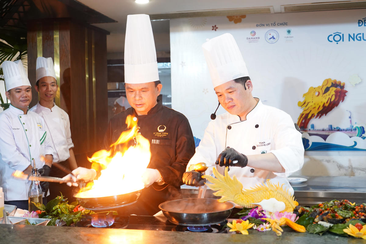 Đầu bếp Doãn Văn Tuấn trình diễn tại một chương trình giao lưu ẩm thực giữa các cơ sở lưu trú, dịch vụ ăn uống. Ảnh: Nguyễn Tú.