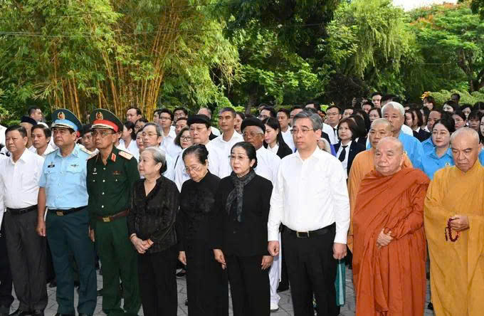 Đại biểu dự lễ dâng hoa, dâng hương các Anh hùng liệt sĩ tại công viên Lê Thị Riêng. Ảnh: V.D.